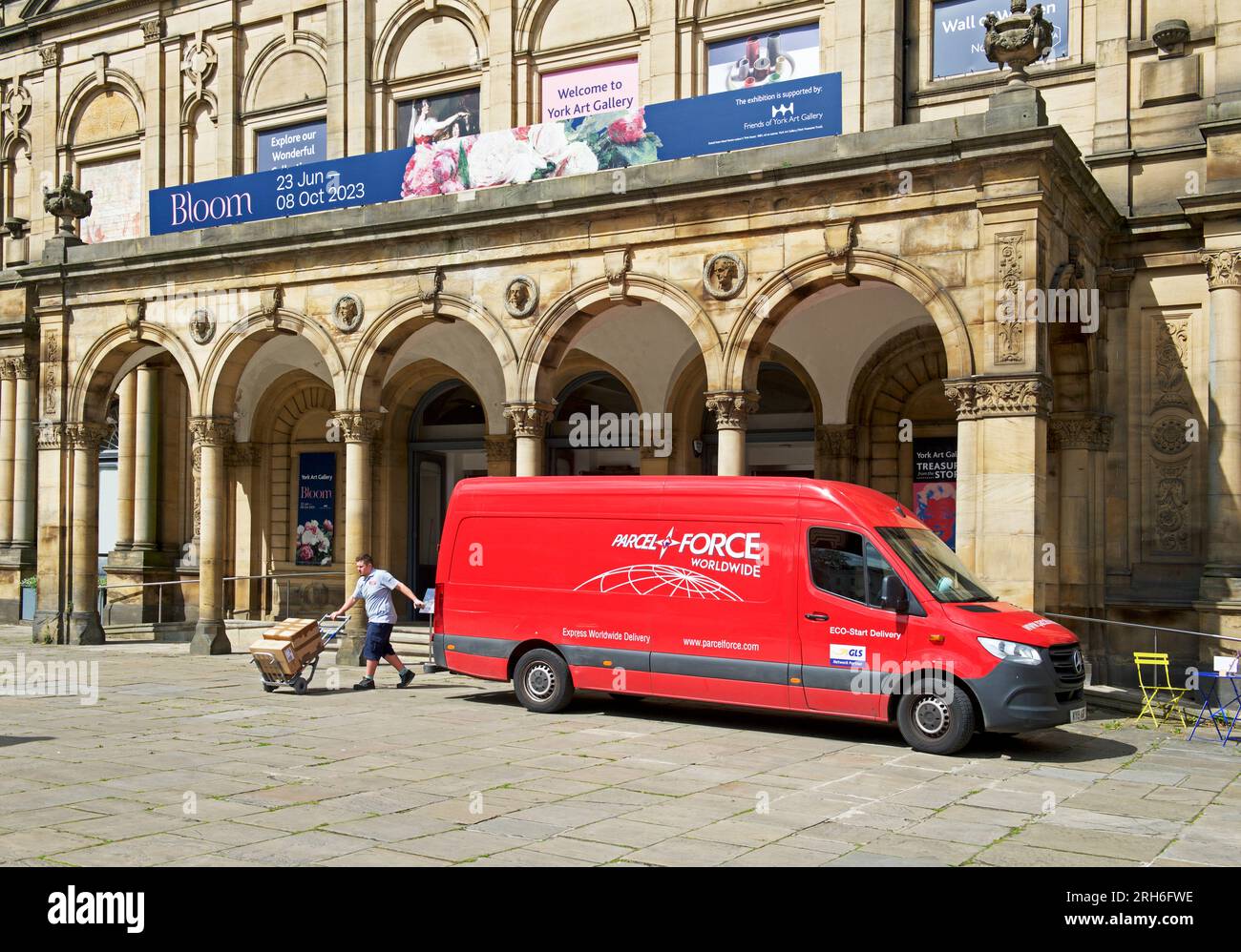 Furgone per consegne Parcelforce parcheggiato di fronte alla galleria d'arte, York, North yorkshire, Inghilterra, Regno Unito Foto Stock