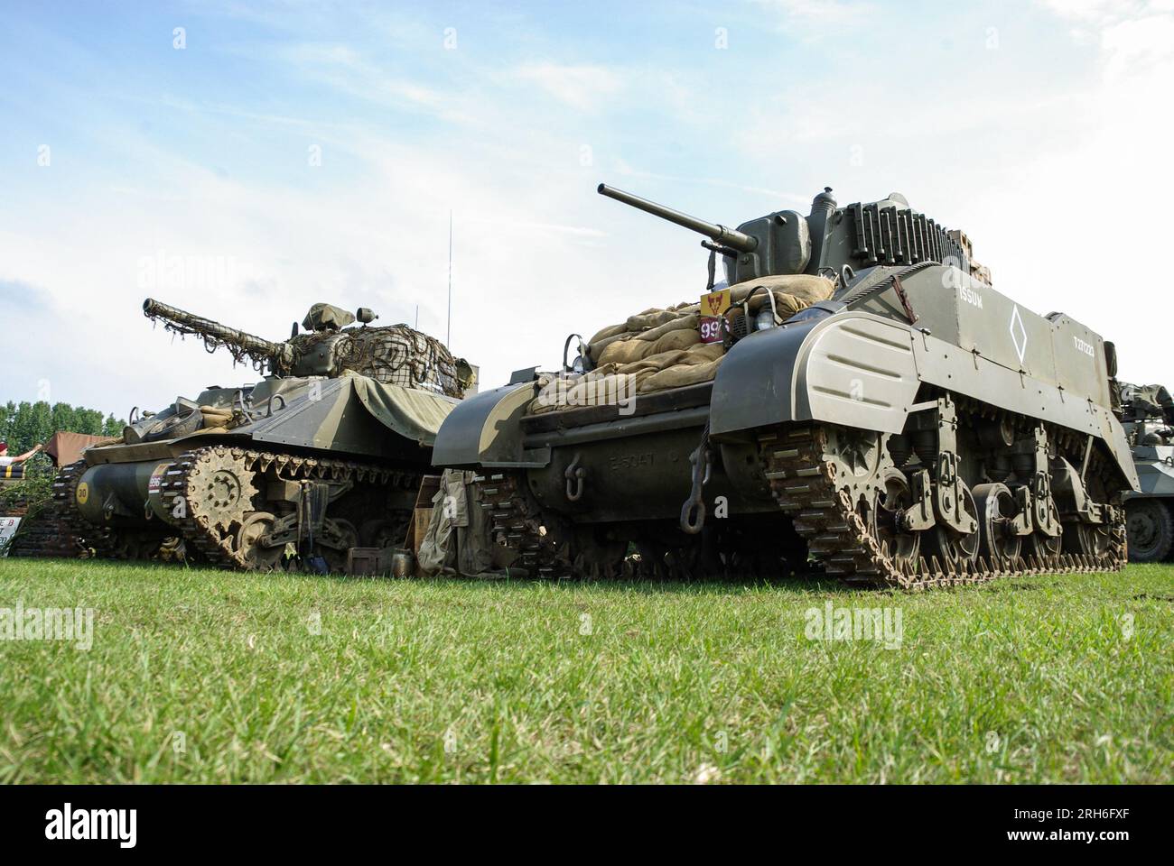 M5 Stuart Light Tank e M4 Sherman al Damyns Hall Military Show nell'Essex, Regno Unito. Carri armati AMERICANI della seconda guerra mondiale in mostra Foto Stock