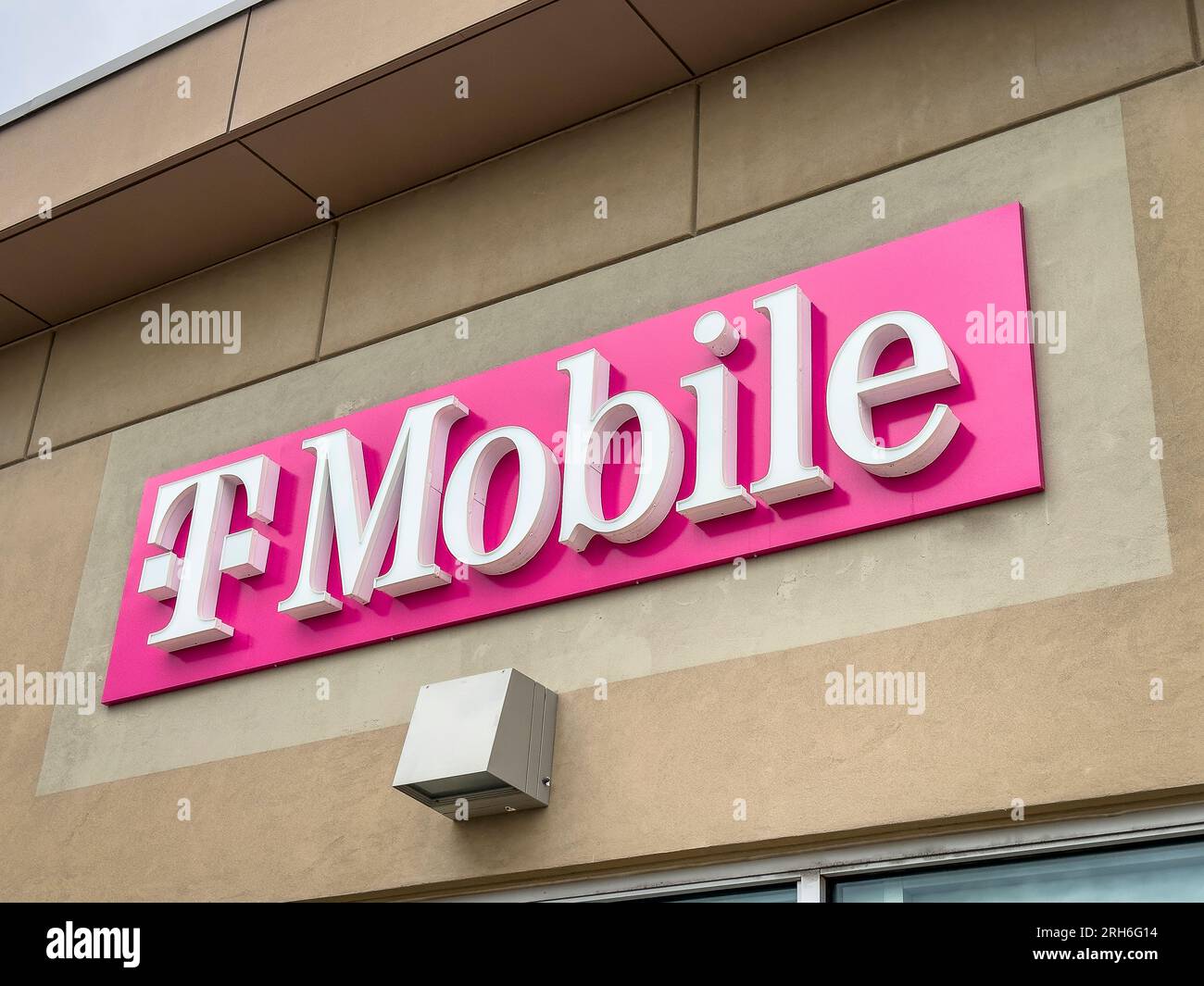 Fort Collins, CO, USA - 19 luglio 2023: T-mobile, operatore di rete wireless americano - un cartello d'ingresso a un negozio locale. Foto Stock