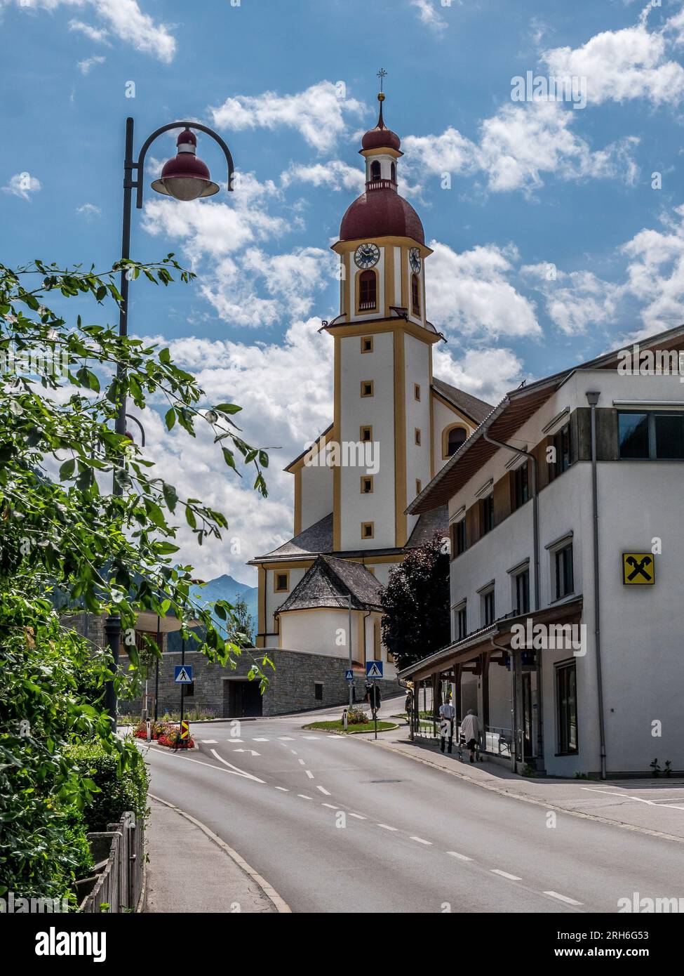 L'immagine è della chiesa di San Giorgio, la chiesa di San Giorgio a Neustift, il villaggio principale e centro turistico nella valle dello Stubaital del Tirolo austriaco Foto Stock