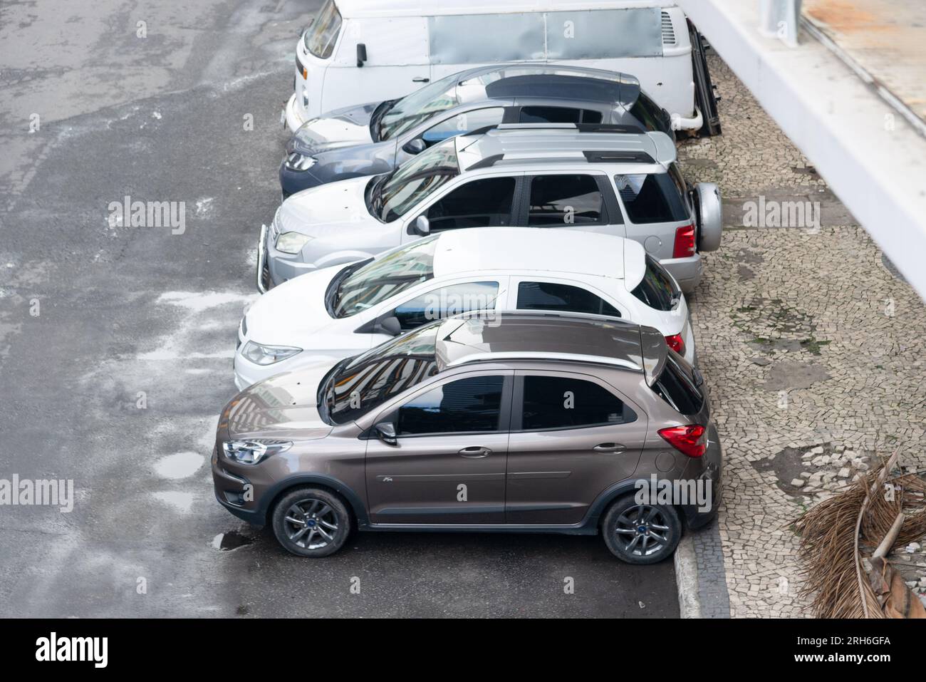 Salvador, Bahia, Brasile - 11 agosto 2023: Auto parcheggiate in una delle strade laterali di Avenida Tancredo Neves nel centro commerciale della città di sa Foto Stock