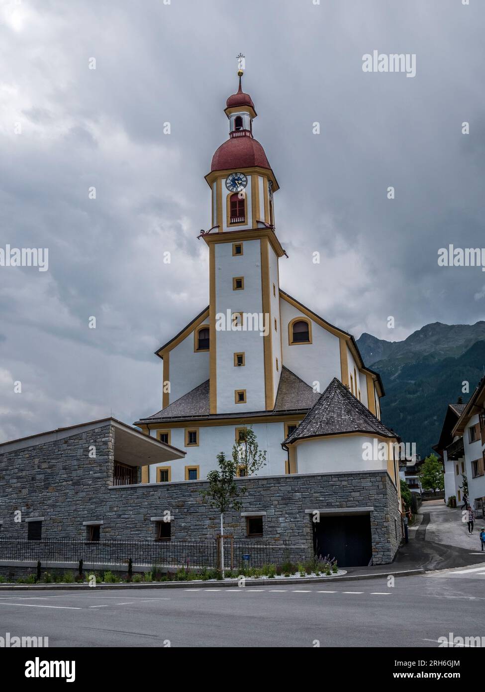 L'immagine è della chiesa di San Giorgio, la chiesa di San Giorgio a Neustift, il villaggio principale e centro turistico nella valle dello Stubaital del Tirolo austriaco Foto Stock