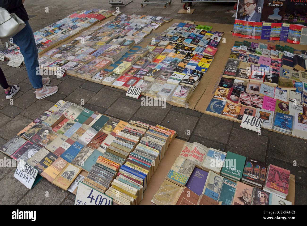 Una bancarella di libri di seconda mano sul marciapiede nel centro di Tirana, Albania Foto Stock