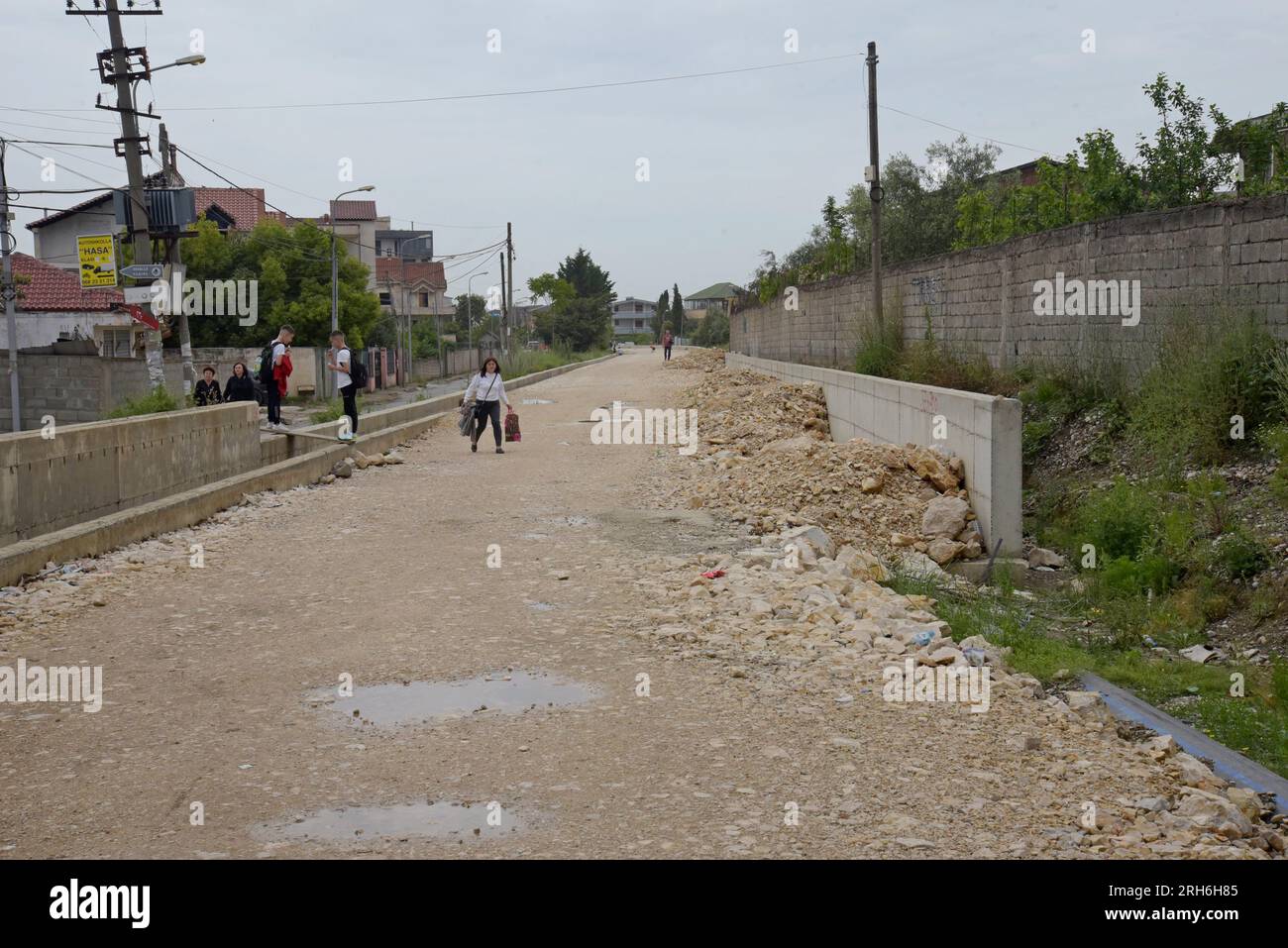 Persone che camminano lungo il tracciato ricostruito della linea ferroviaria Tirana-Durazzo, Tirana, Albania, maggio 2023 Foto Stock