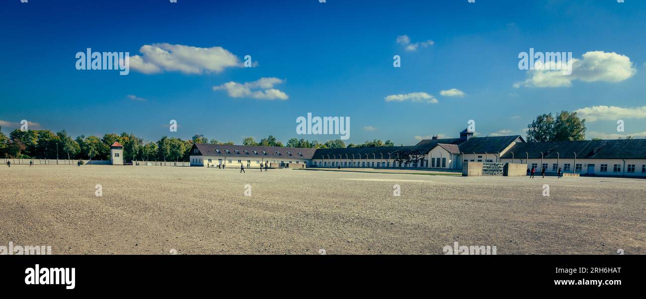 Dachau, Germania, 30 settembre 2015: L'area per appello nominale, con l'edificio di manutenzione sulla destra nel sito commemorativo del campo di concentramento di Dachau Foto Stock