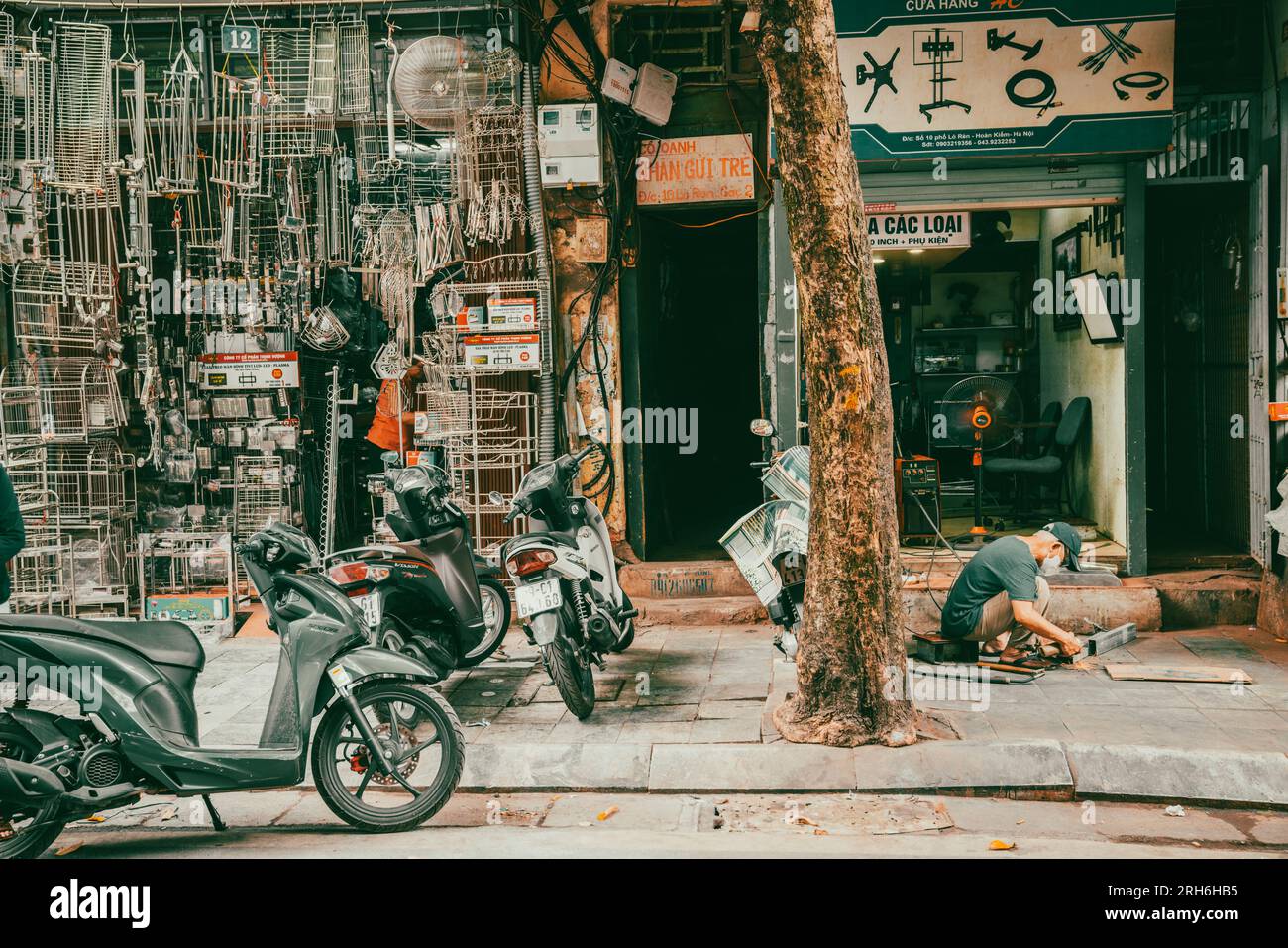 Hanoi, Vietnam, 14 novembre 2022: Vetrina di un negozio di metalli in una strada del quartiere francese ad Hanoi, Vietnam Foto Stock