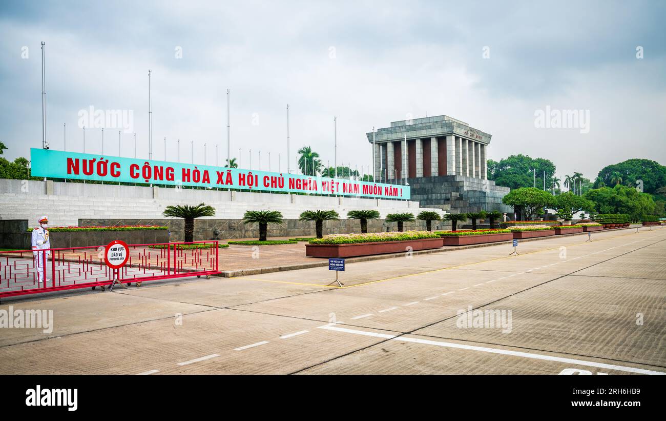 Hanoi, Vietnam, 13 novembre 2022: Vista di Piazza Ba Dinh e del mausoleo di ho chi Minh ad Hanoi, Vietnam Foto Stock