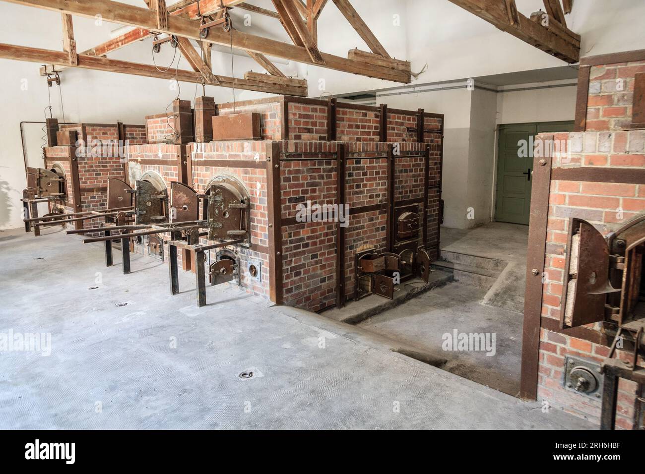 Dachau, Germania, 30 settembre 2015: Forni del crematorio presso il sito commemorativo del campo di concentramento di Dachau. Foto Stock