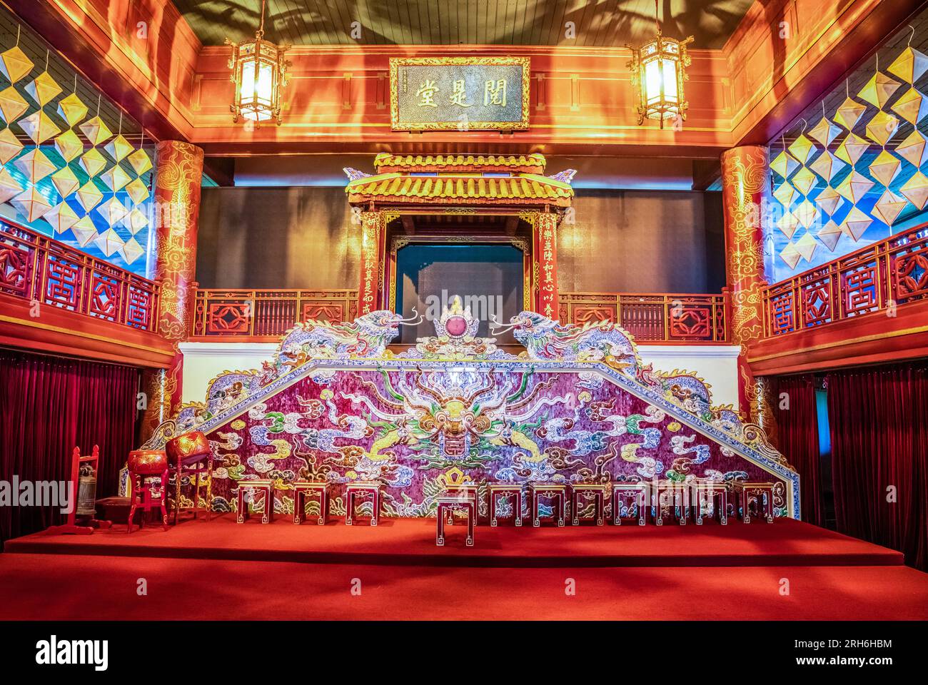 Hue, Vietnam, 18 novembre 2022: Interno del Duyet Thi Duong Royal Theater nella città imperiale di Hue, Vietnam Foto Stock