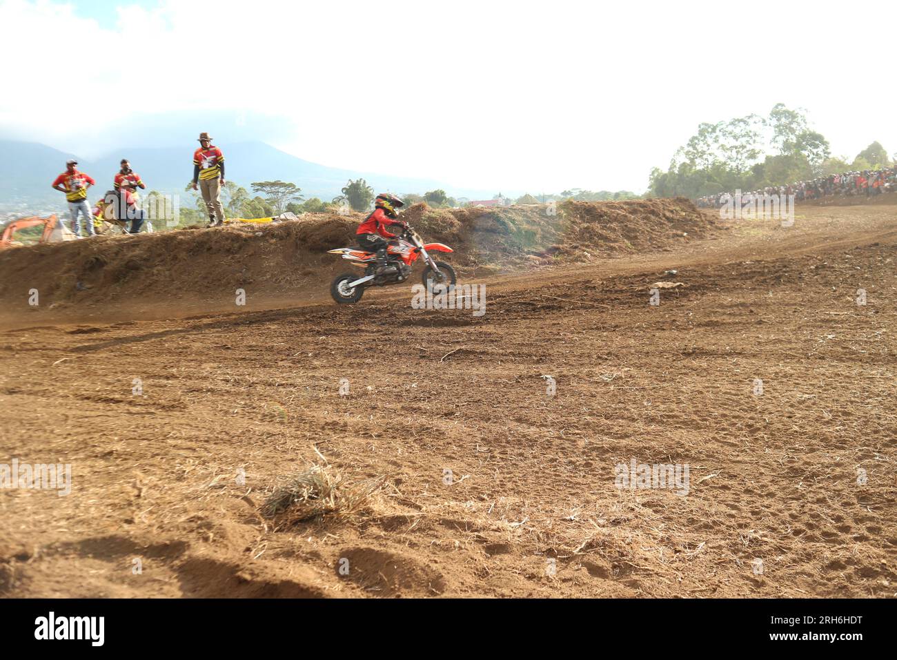 Indonesia, Ruteng 06 agosto 2023 - i bambini corrono in gara grasstrack Foto Stock