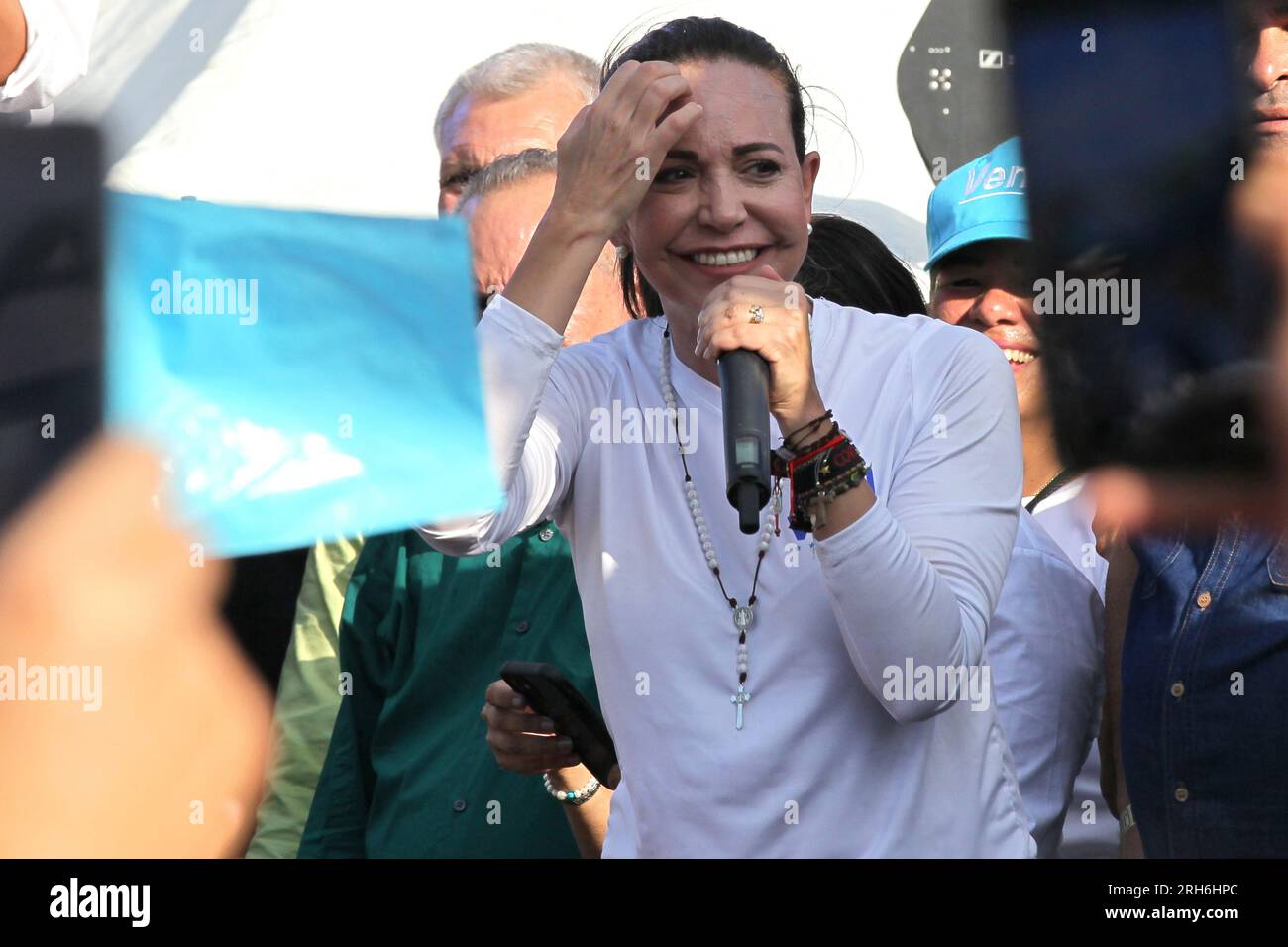 Maracaibo, Venezuela.11-08-2023.Maria Corina Machado saluta i suoi sostenitori dopo il suo discorso in una manifestazione per la candidatura presidenziale. Foto: Jose Bula Foto Stock