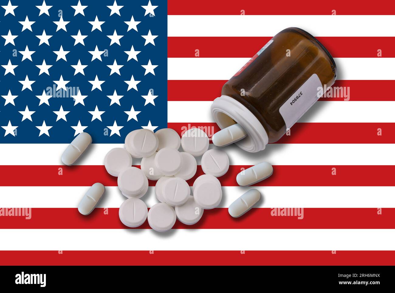 Crisi degli oppioidi americani e abuso di droga. Flacone di prescrizione con pillole su sfondo bandiera americana. Sollievo dal dolore da emicrania, artrite, seno Foto Stock