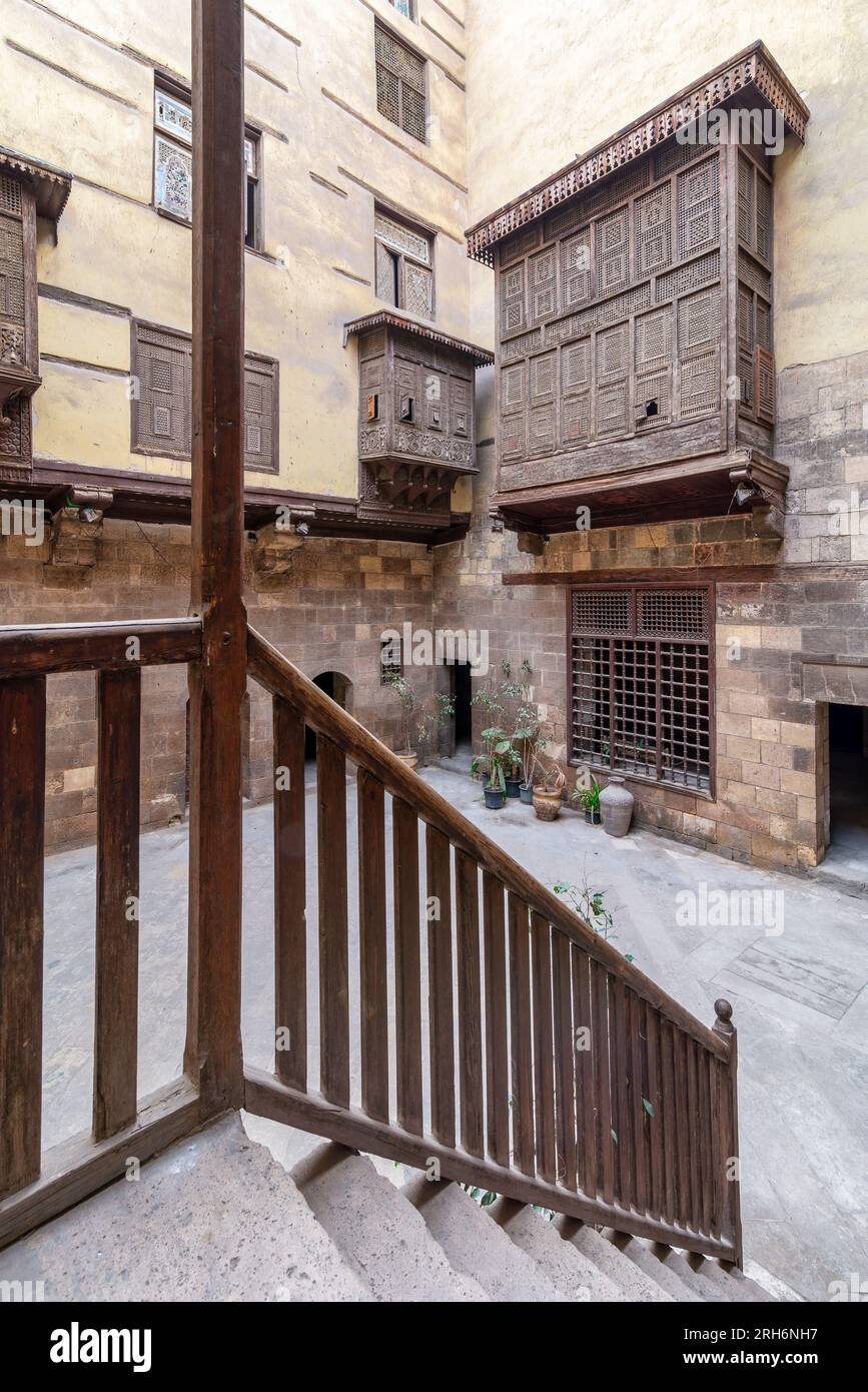 Facciata della storica casa di epoca ottomana di Zeinab Khatoun con finestre in oriel di legno o Mashrabiya e scalinata con balaustra di legno situata nel quartiere di Azhar, il Cairo medievale, Egitto Foto Stock