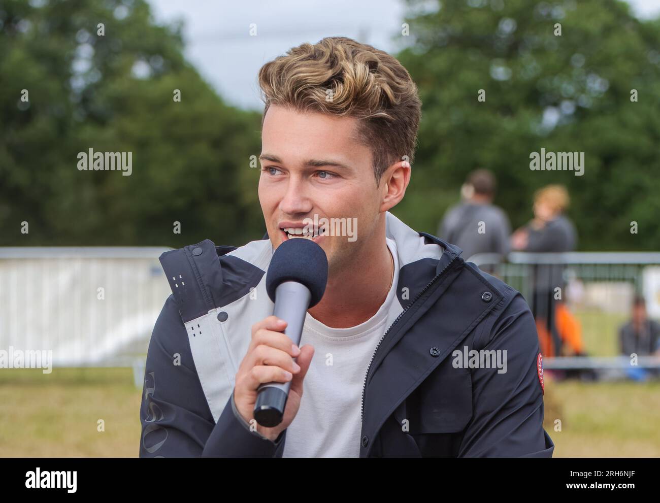 La celebrità ballerina e coreografa britannica AJ Pritchard parla all'apertura della British Lawn Mower Racing Association annuale, durata 14 ore, ra Foto Stock