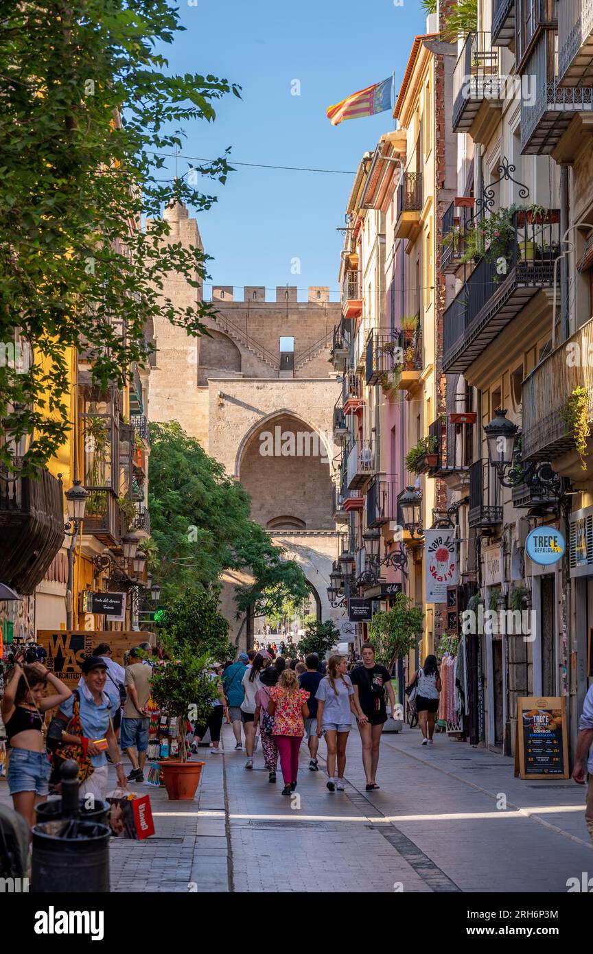 Valencia, Spagna - 25 luglio 2023: Facciata della monumentale porta Serrano, costruita nel XIV secolo. Foto Stock