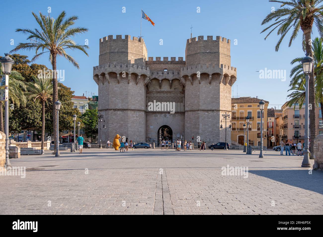 Valencia, Spagna - 25 luglio 2023: Facciata della monumentale porta Serrano, costruita nel XIV secolo. Foto Stock