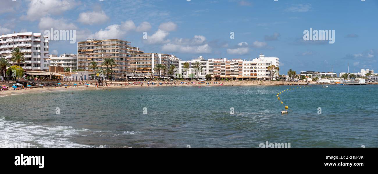 Ibiza, Spagna - 26 luglio 2023: Splendida località turistica di Santa Eularia des Riu a Ibiza. Foto Stock