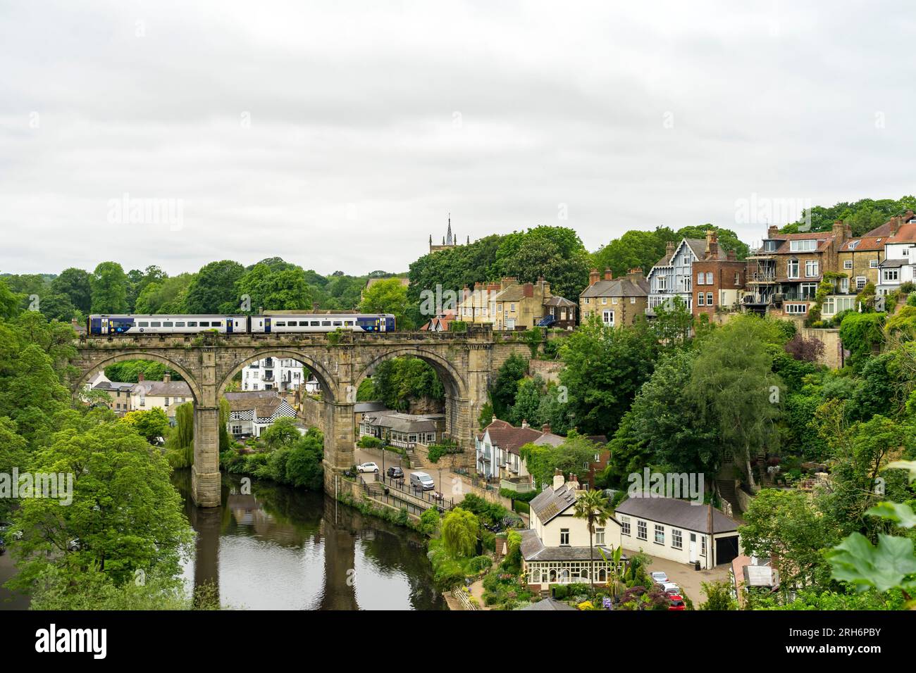 Treno del nord sul viadotto, Knaresborough, North Yorkshire, Inghilterra, Regno Unito Foto Stock