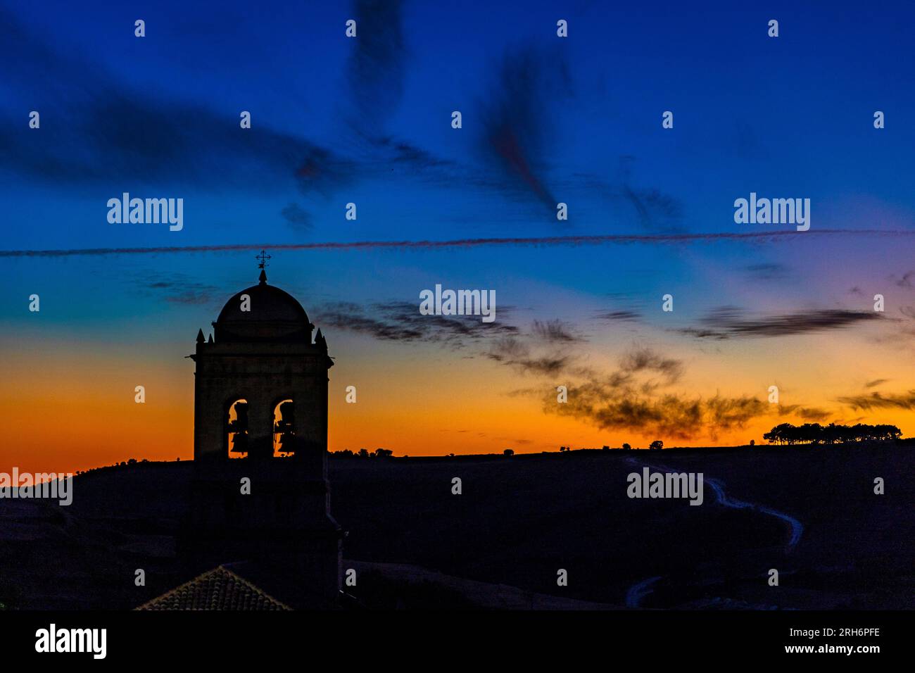 Tramonto su Hontanas, con vista sul Camino de Santiago Iglesia parroquial de la Inmaculada Concepción, Hontanas Hontanas, Burgos, Castiglia e Leó Foto Stock