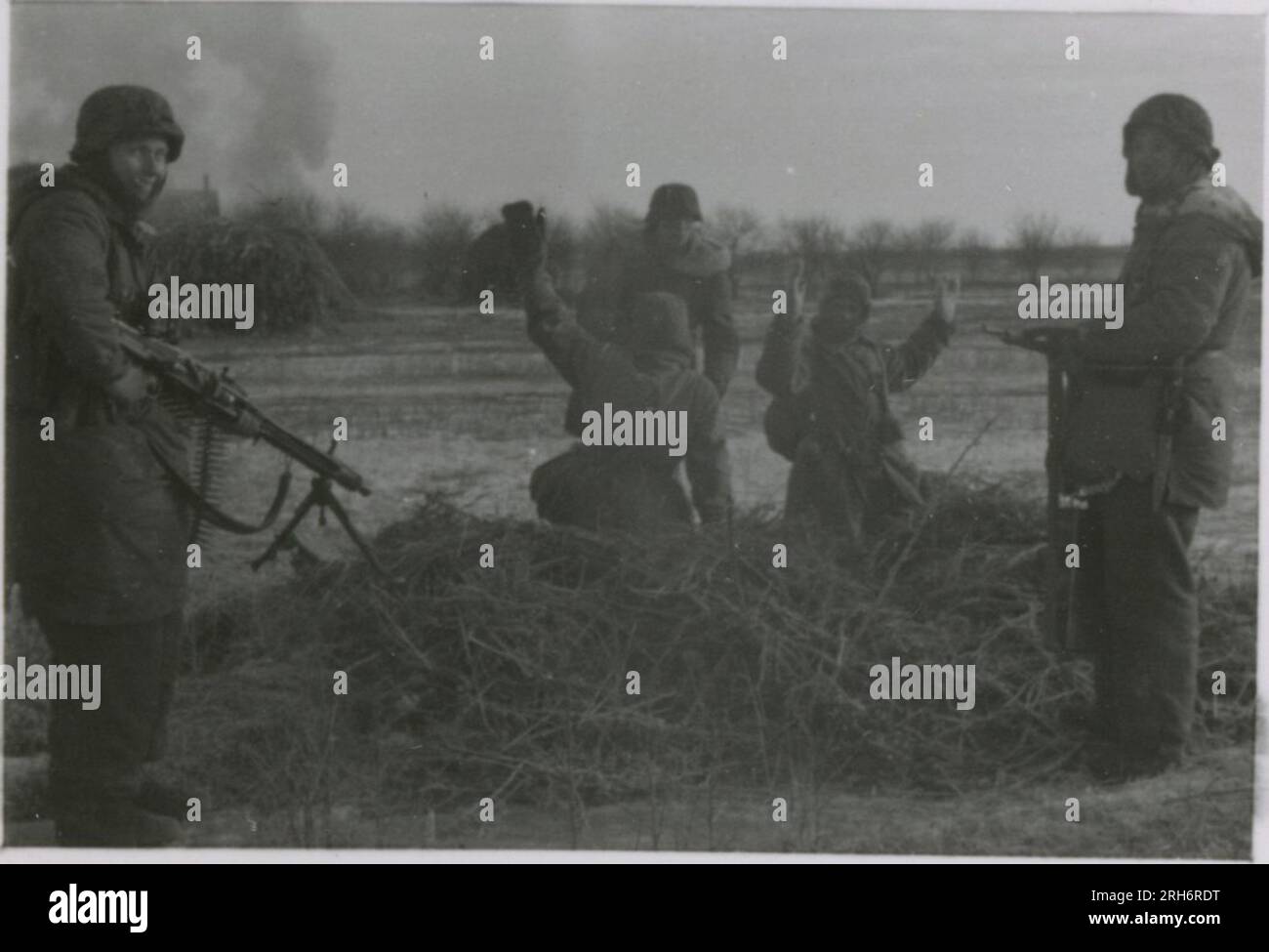 Fotografo delle SS, Grönert, Hermann (Totenkopf, Russia e Italia 1943) dimostrazione Tiger i agli ufficiali giapponesi; azione di combattimento invernale con halftrack, cannone antiproiettile montato sull'halftrack, e StuG III; popolazione russa; molte foto di azione di combattimento della fanteria in Russia con Tiger IS, StuG, Marder e cannoni anticarro; carri armati russi distrutti e catturati; prigionieri di guerra russi; soldati che svuotano le mine; armi d'assalto e Tiger è con la fanteria in Italia, addestramento della fanteria con mortai e un fiume che attraversa lo schwimmwagen Foto Stock