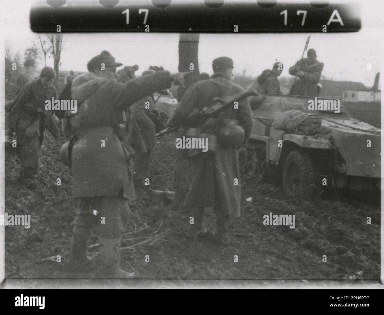 Fotografo delle SS, Grönert, Hermann (Totenkopf, Russia e Italia 1943) dimostrazione Tiger i agli ufficiali giapponesi; azione di combattimento invernale con halftrack, cannone antiproiettile montato sull'halftrack, e StuG III; popolazione russa; molte foto di azione di combattimento della fanteria in Russia con Tiger IS, StuG, Marder e cannoni anticarro; carri armati russi distrutti e catturati; prigionieri di guerra russi; soldati che svuotano le mine; armi d'assalto e Tiger è con la fanteria in Italia, addestramento della fanteria con mortai e un fiume che attraversa lo schwimmwagen Foto Stock