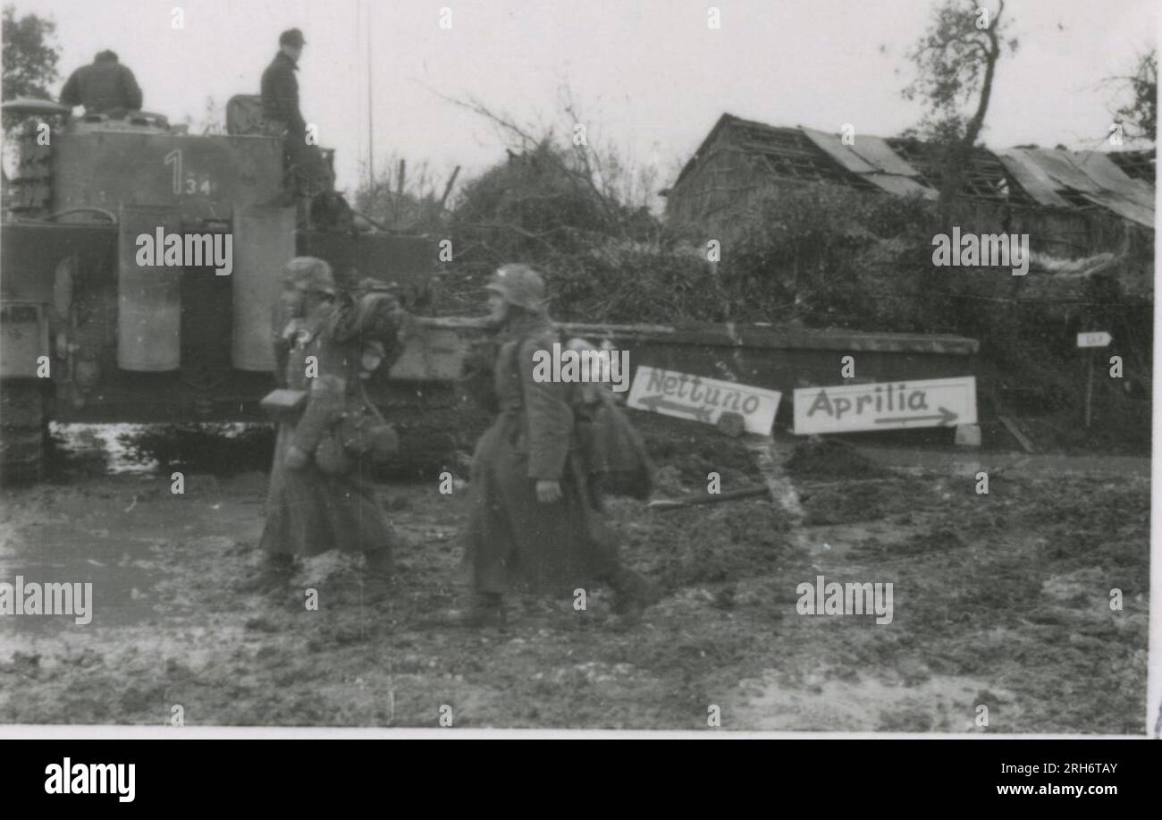 Fotografo delle SS, Grönert, Hermann (Totenkopf, Russia e Italia 1943) dimostrazione Tiger i agli ufficiali giapponesi; azione di combattimento invernale con halftrack, cannone antiproiettile montato sull'halftrack, e StuG III; popolazione russa; molte foto di azione di combattimento della fanteria in Russia con Tiger IS, StuG, Marder e cannoni anticarro; carri armati russi distrutti e catturati; prigionieri di guerra russi; soldati che svuotano le mine; armi d'assalto e Tiger è con la fanteria in Italia, addestramento della fanteria con mortai e un fiume che attraversa lo schwimmwagen Foto Stock