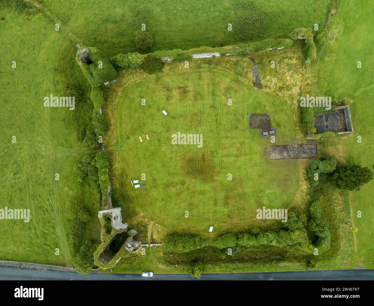 Vista aerea di Ballintober, castello di Ballintubber nella contea di Roscommon, cortile di forma quadrata circondato da mura con torri circolari agli angoli Foto Stock