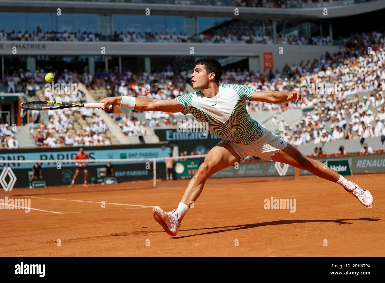 Il tennista spagnolo Carlos Alcaraz in azione al torneo di tennis French Open 2023 al Roland Garros, Parigi, Francia, Europa. Foto Stock