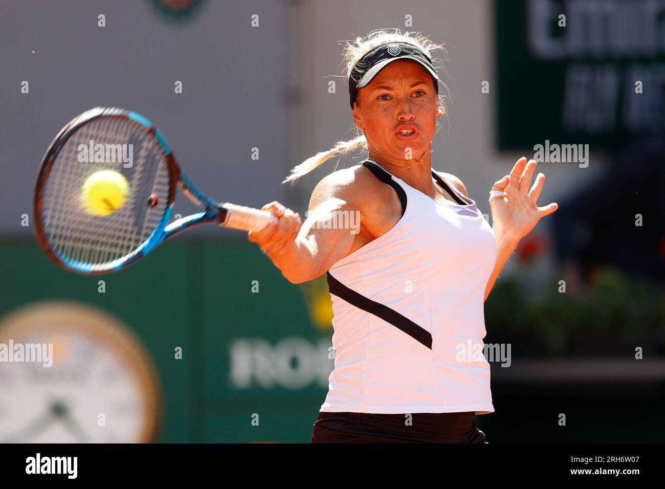 La tennista kazaka Yulia Putintseva in azione al torneo di tennis French Open 2023 al Roland Garros, Parigi, Francia, Europa. Foto Stock