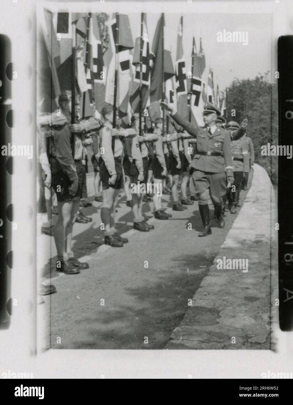 Fotografo delle SS, Heiss (1943) unità e soldati in caserma, visita di Himmler con cerimonia formale che include la Gioventù Hitler, il movimento delle unità su rotaia, soldati che presidiano un posto di osservazione in montagna, pattuglia in terreni montuosi e attività sul campo, equipaggio di mitragliatrici. Foto Stock