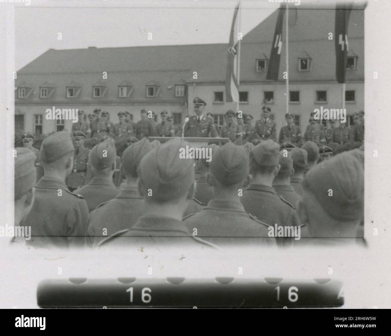 Fotografo delle SS, Heiss (1943) unità e soldati in caserma, visita di Himmler con cerimonia formale che include la Gioventù Hitler, il movimento delle unità su rotaia, soldati che presidiano un posto di osservazione in montagna, pattuglia in terreni montuosi e attività sul campo, equipaggio di mitragliatrici. Foto Stock