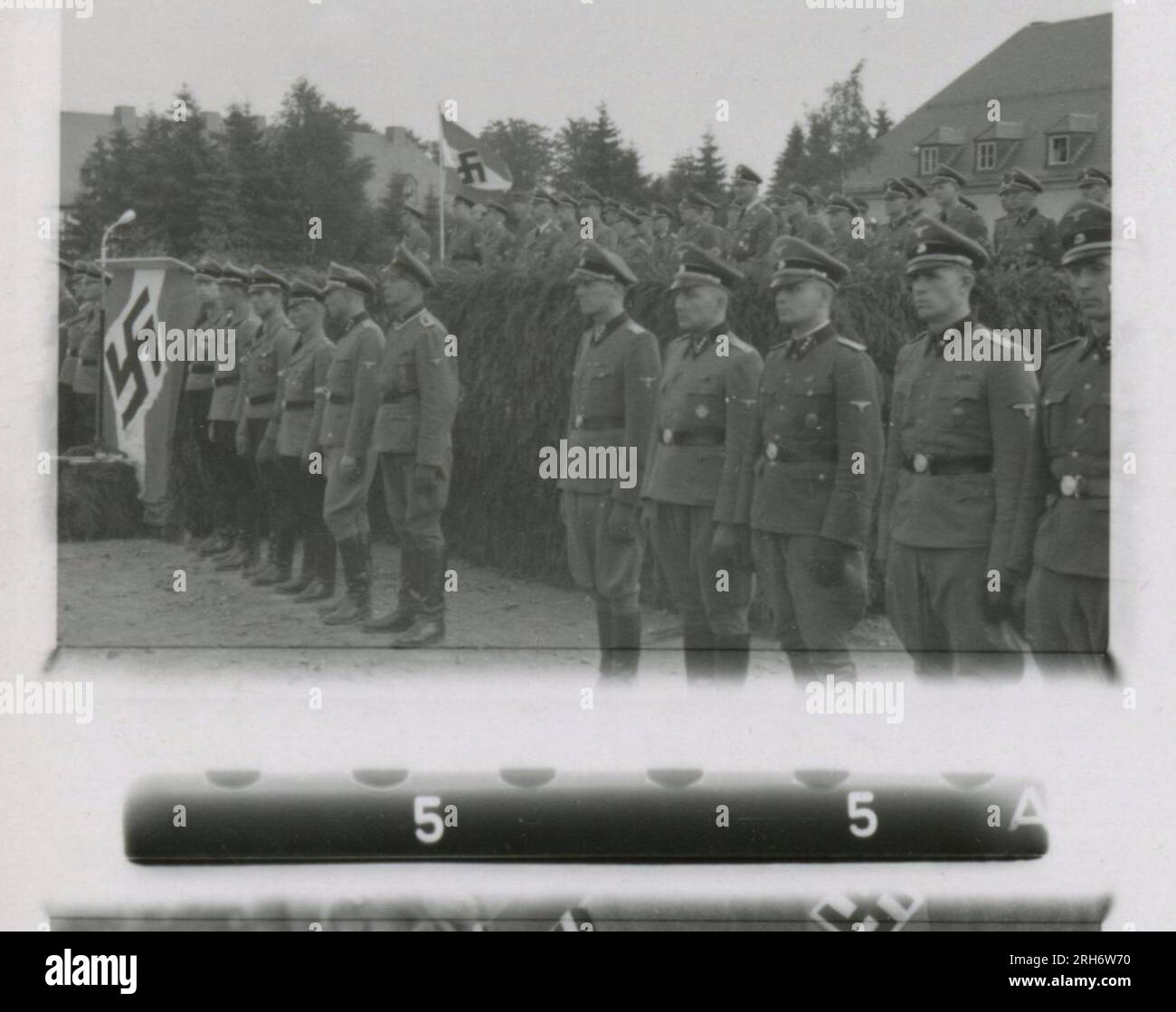 Fotografo delle SS, Heiss (1943) unità e soldati in caserma, visita di Himmler con cerimonia formale che include la Gioventù Hitler, il movimento delle unità su rotaia, soldati che presidiano un posto di osservazione in montagna, pattuglia in terreni montuosi e attività sul campo, equipaggio di mitragliatrici. Foto Stock