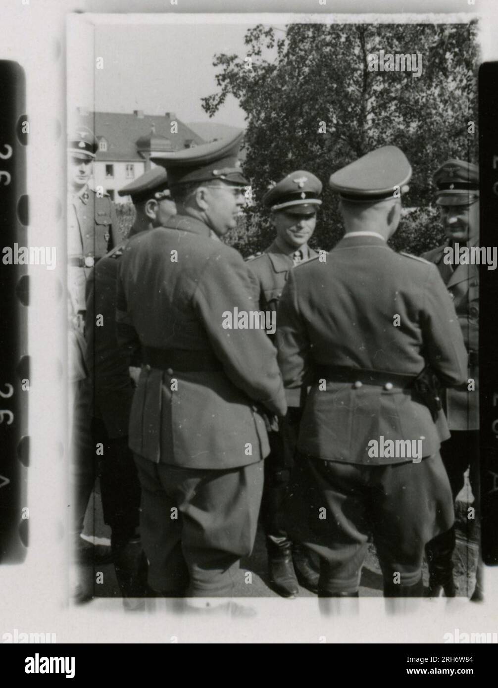 Fotografo delle SS, Heiss (1943) unità e soldati in caserma, visita di Himmler con cerimonia formale che include la Gioventù Hitler, il movimento delle unità su rotaia, soldati che presidiano un posto di osservazione in montagna, pattuglia in terreni montuosi e attività sul campo, equipaggio di mitragliatrici. Foto Stock