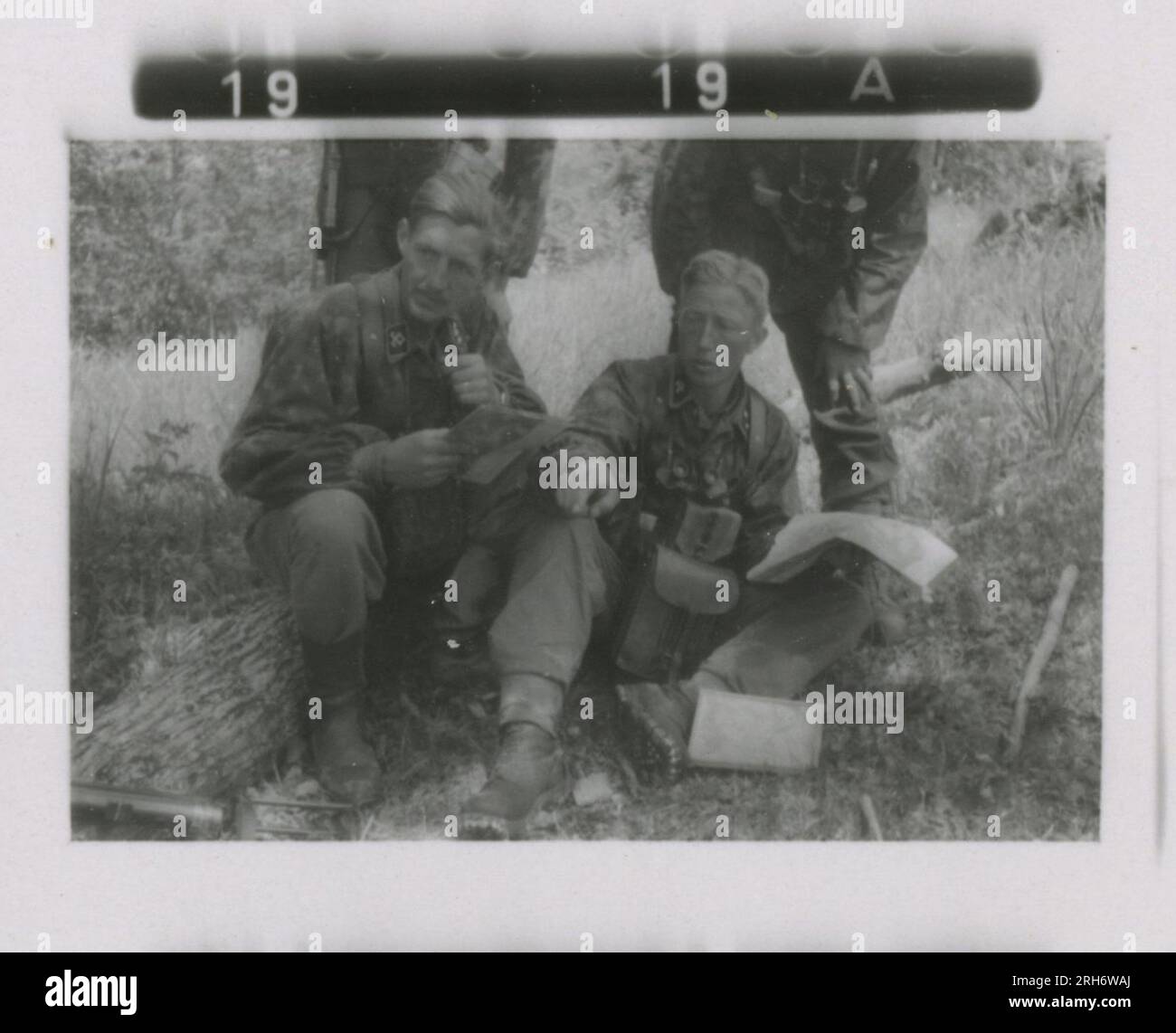 Fotografo delle SS, Heiss (1943) unità e soldati in caserma, visita di Himmler con cerimonia formale che include la Gioventù Hitler, il movimento delle unità su rotaia, soldati che presidiano un posto di osservazione in montagna, pattuglia in terreni montuosi e attività sul campo, equipaggio di mitragliatrici. Foto Stock