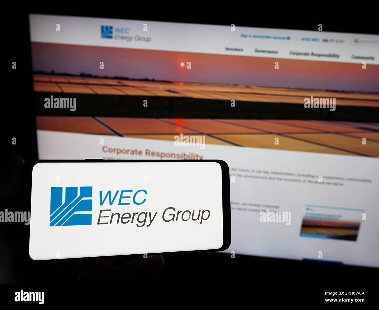 Persona che possiede un telefono cellulare con il logo della società americana WEC Energy Group Inc. Sullo schermo davanti alla pagina Web. Concentrarsi sul display del telefono. Foto Stock