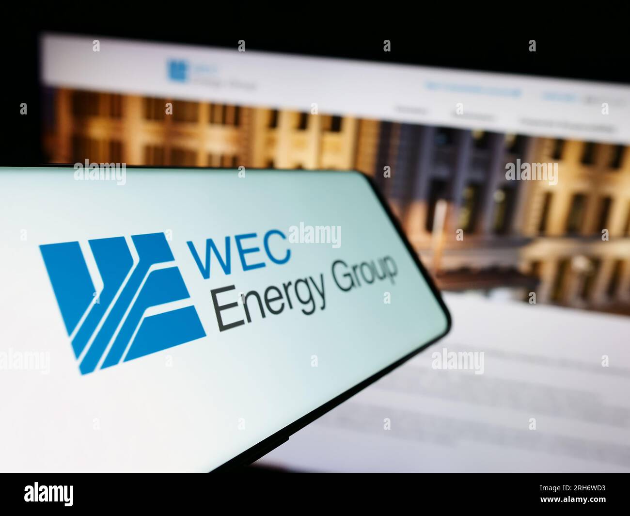 Smartphone con logo della società americana WEC Energy Group Inc. Sullo schermo davanti al sito Web. Mettere a fuoco il display centrale sinistro del telefono. Foto Stock
