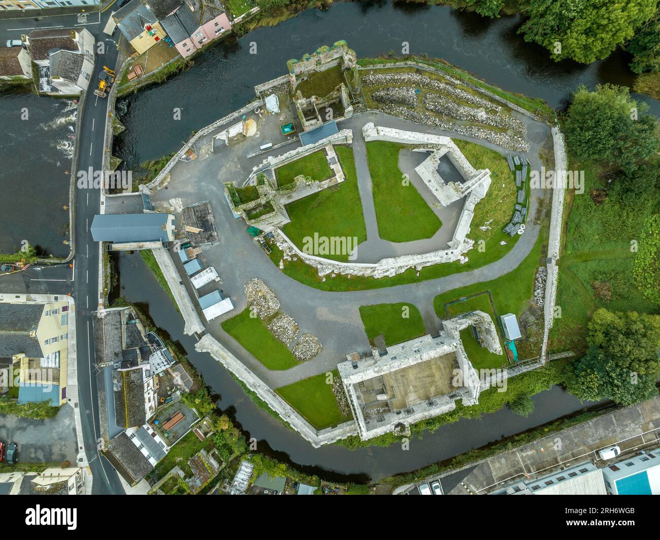 Vista aerea del castello di Desmond ad Askeaton, Irlanda, nella contea di Limerick sul fiume Deel, con la Gothic Banqueting Hall, la più bella costruzione secolare medievale Foto Stock