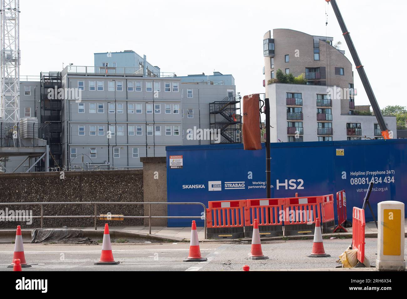 Camden, Londra, Regno Unito. 10 agosto 2023. Uno dei cantieri HS2 High Speed Rail Construction nel nord-ovest di Londra a Camden, vicino alla stazione di Euston. I lavori per il progetto HS2 High Speed Rail a Euston a Londra sono stati sospesi per due anni. Le due macchine per la perforazione di tunnel per la tappa di Euston del progetto saranno sepolte sottoterra il prossimo anno presso la stazione Old Oak Common, pronte per essere rimesse in azione qualora la tappa centrale di Londra del tanto criticato progetto HS2 avesse il via libera per ripartire. HS2 è enormemente superiore al budget con l'attuale stima dei costi per la costruzione di un solo Euston HS2 Foto Stock