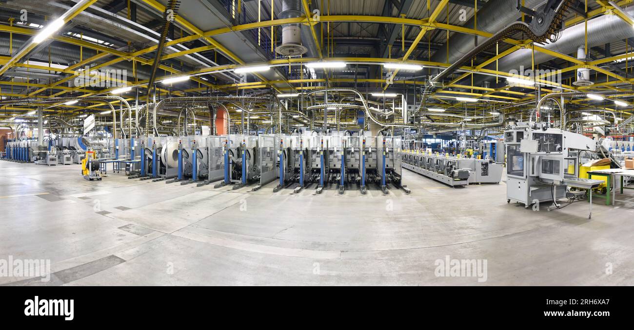 Le moderne macchine per il trasporto in un grande negozio di stampa per la produzione di giornali e riviste Foto Stock