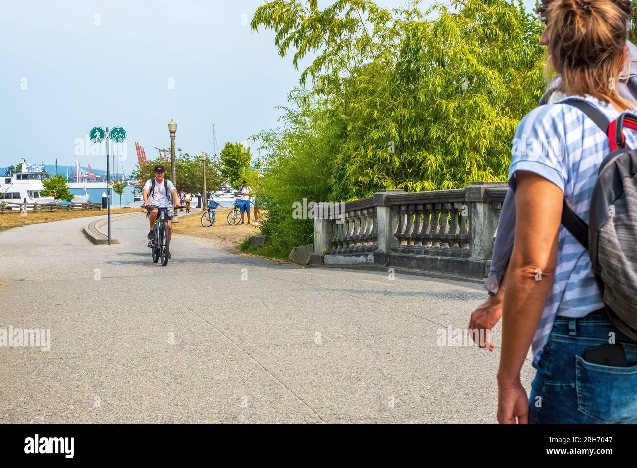 Percorso ciclabile a uso misto lungo il lungomare di Stanley Park Vancouver. Foto Stock