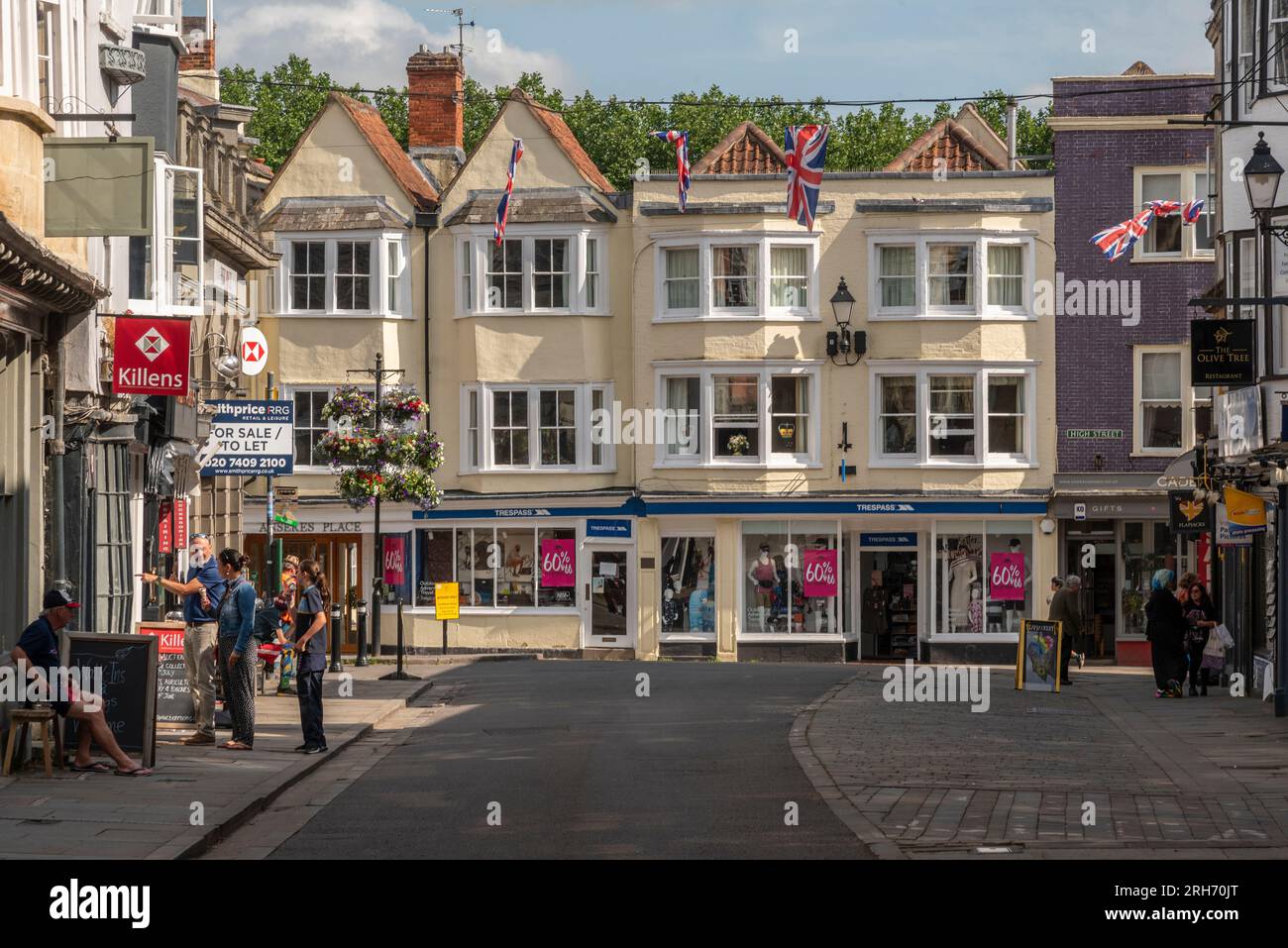 Wells, Somerset, Inghilterra, Regno Unito. 21 giugno 2023. Guarda in basso ai negozi di High Street e ai vecchi edifici di questa, la più piccola città inglese. Foto Stock