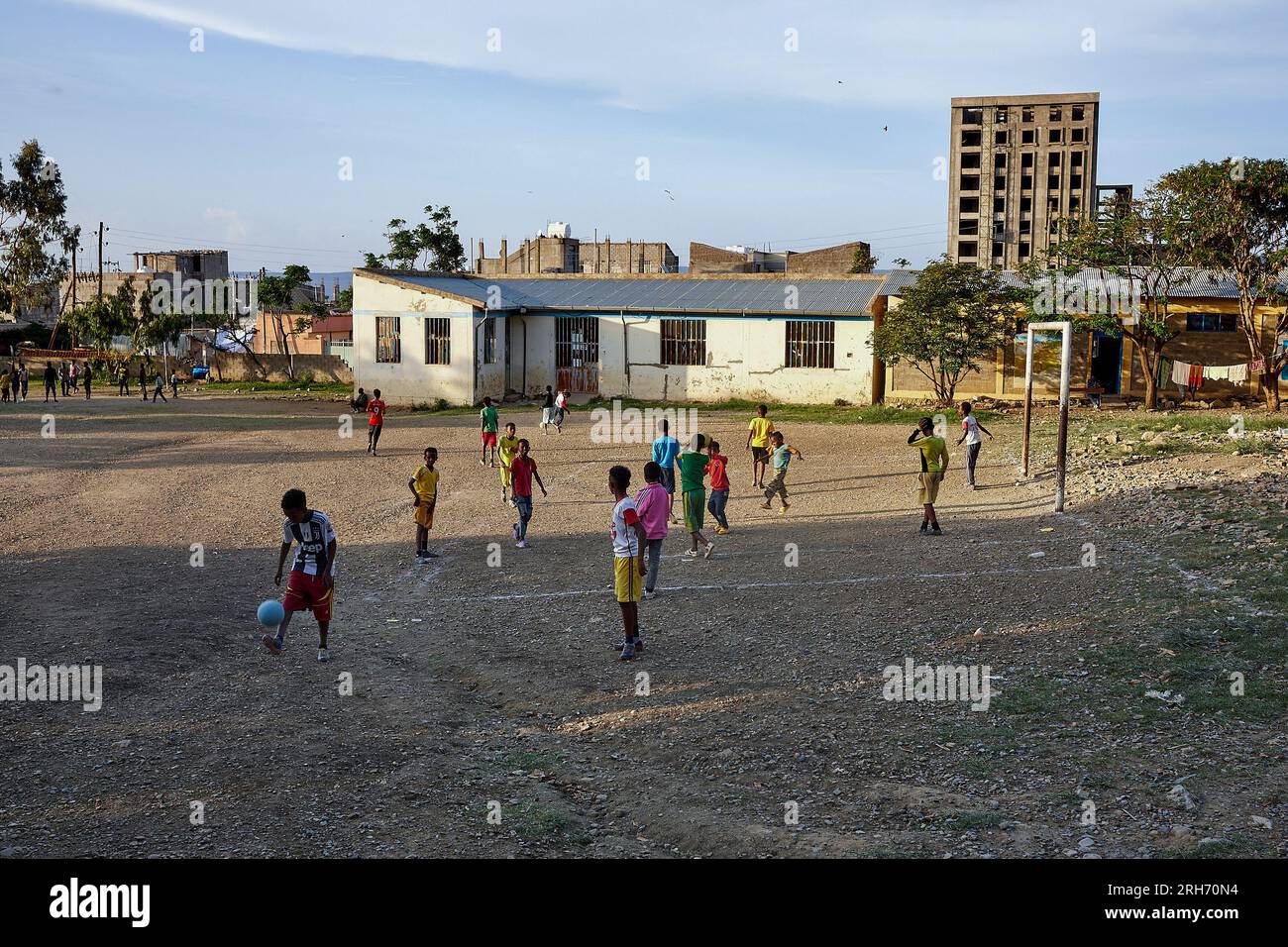 Un gruppo di bambini gioca a calcio in un IDP Center nella città di Mekelle. L’Etiopia settentrionale sta ancora soffrendo degli effetti della guerra del 2020, ora in pausa. Più di 800.000 donne e bambini hanno bisogno di aiuto, ma le principali organizzazioni umanitarie hanno fermato le spedizioni di cibo a causa di sospetti di furto. Foto Stock