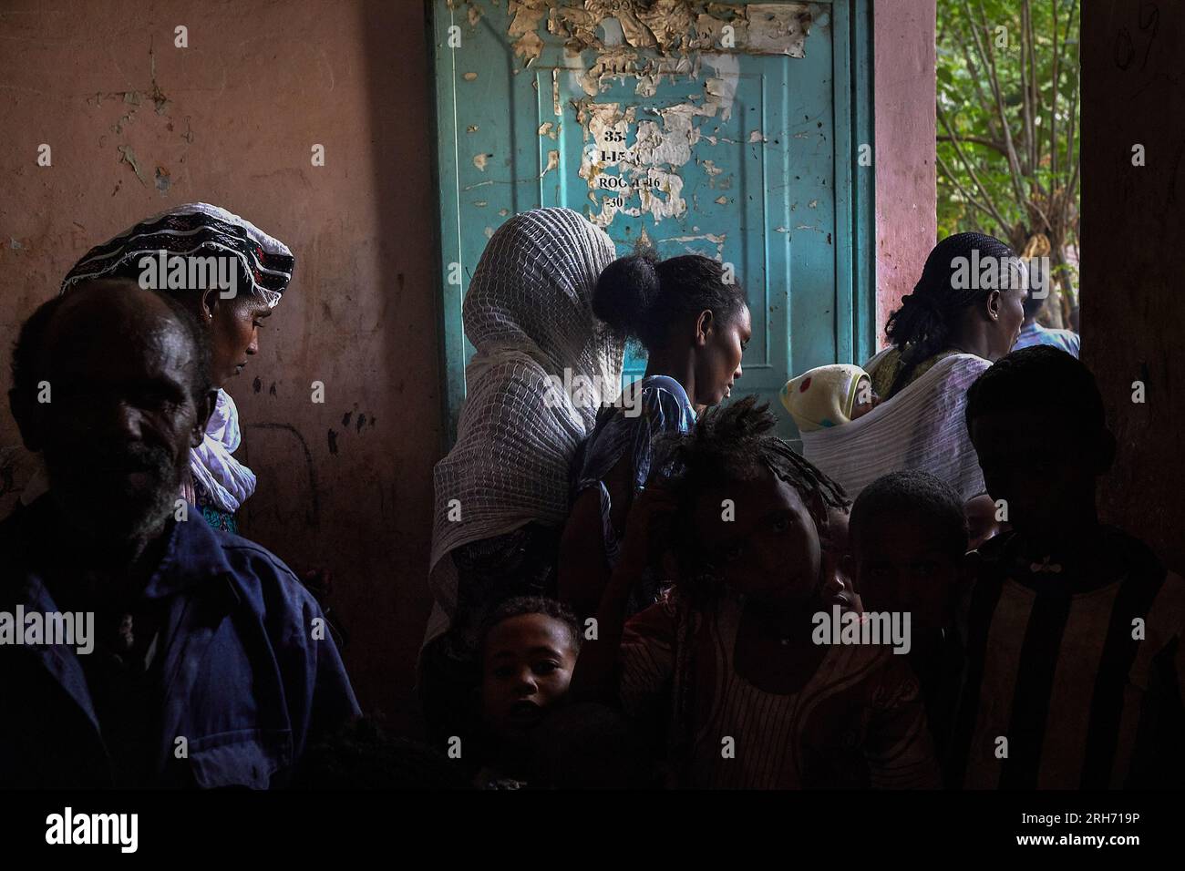 Abiy Adi, Etiopia. 18 maggio 2023. Vista generale di una camera del Centro IDP dove le persone vivono in condizioni anguste e poco igieniche. L’Etiopia settentrionale sta ancora soffrendo degli effetti della guerra del 2020, ora in pausa. Più di 800.000 donne e bambini hanno bisogno di aiuto, ma le principali organizzazioni umanitarie hanno fermato le spedizioni di cibo a causa di sospetti di furto. (Foto di Edgar GutiÈrrez/SOPA Images/Sipa USA) credito: SIPA USA/Alamy Live News Foto Stock