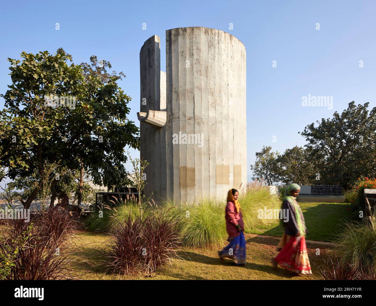 Vista esterna della nuova ala, torre dell'acqua con personale di passaggio. Rifugio nei Ghati occidentali, Maharashtra, India. Architetto: Malik Architecture , Foto Stock