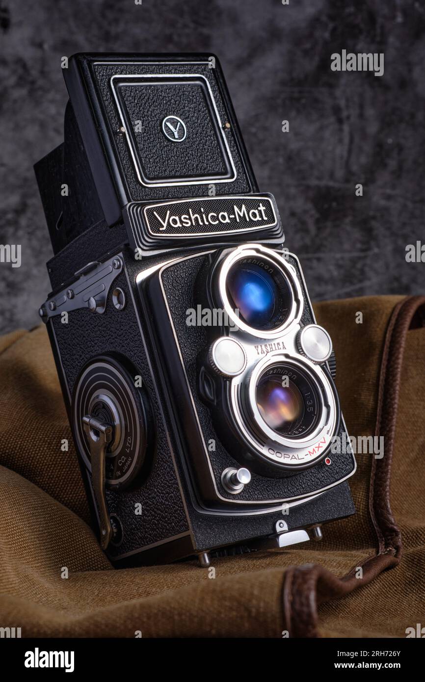 Fotocamera per film vintage medio formato Yashica-Mat Twin Lens Reflex (TLR) intorno al 1971-1973 con obiettivo Yashinon 80mm f3.5 e obiettivo di visione f2.8. Foto Stock