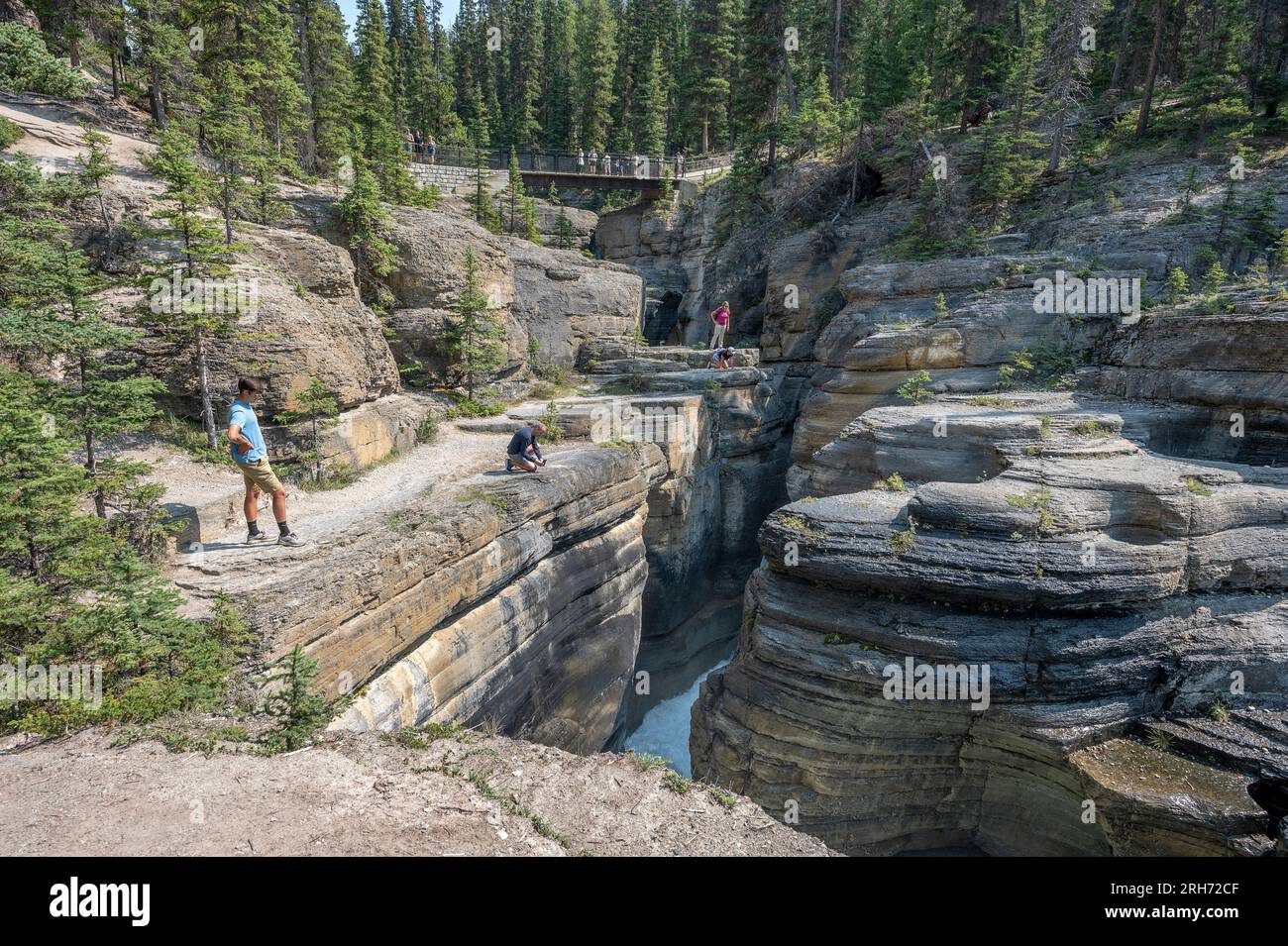 Banff National Park, Alberta, Canada – 5 agosto 2023: La gente si trova sul bordo del fiume Mistaya guardando il canyon Foto Stock