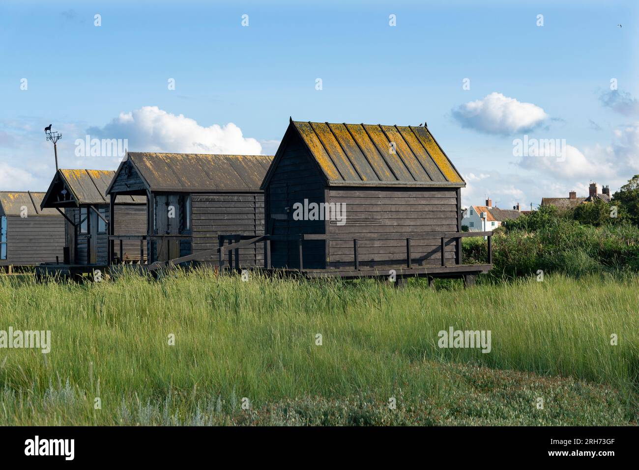 Rifugi di pescatori neri sul fiume Blyth nel villaggio di Walberswick, Suffolk, East Anglia, Inghilterra, Regno Unito Foto Stock