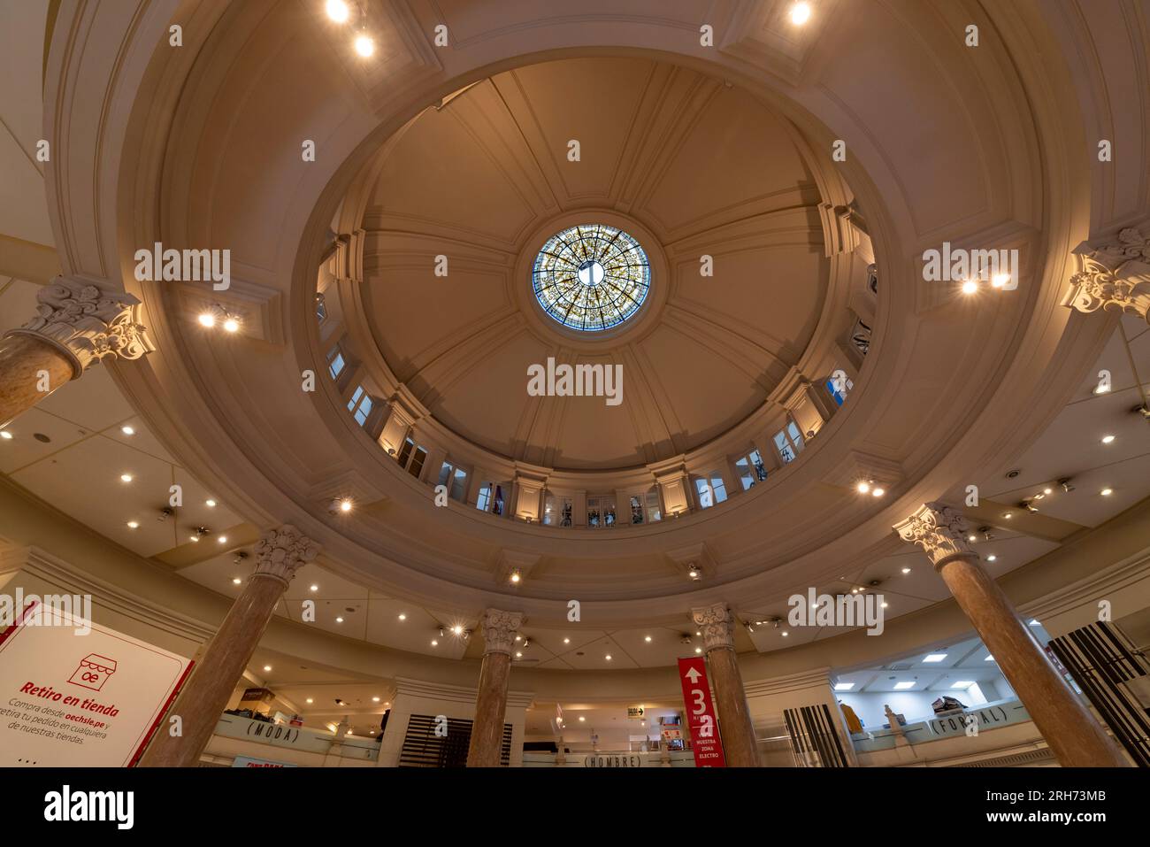 Interno a cupola del grande magazzino Plaza Vea, Jirón de la Unión 606, Lima, Perù Foto Stock