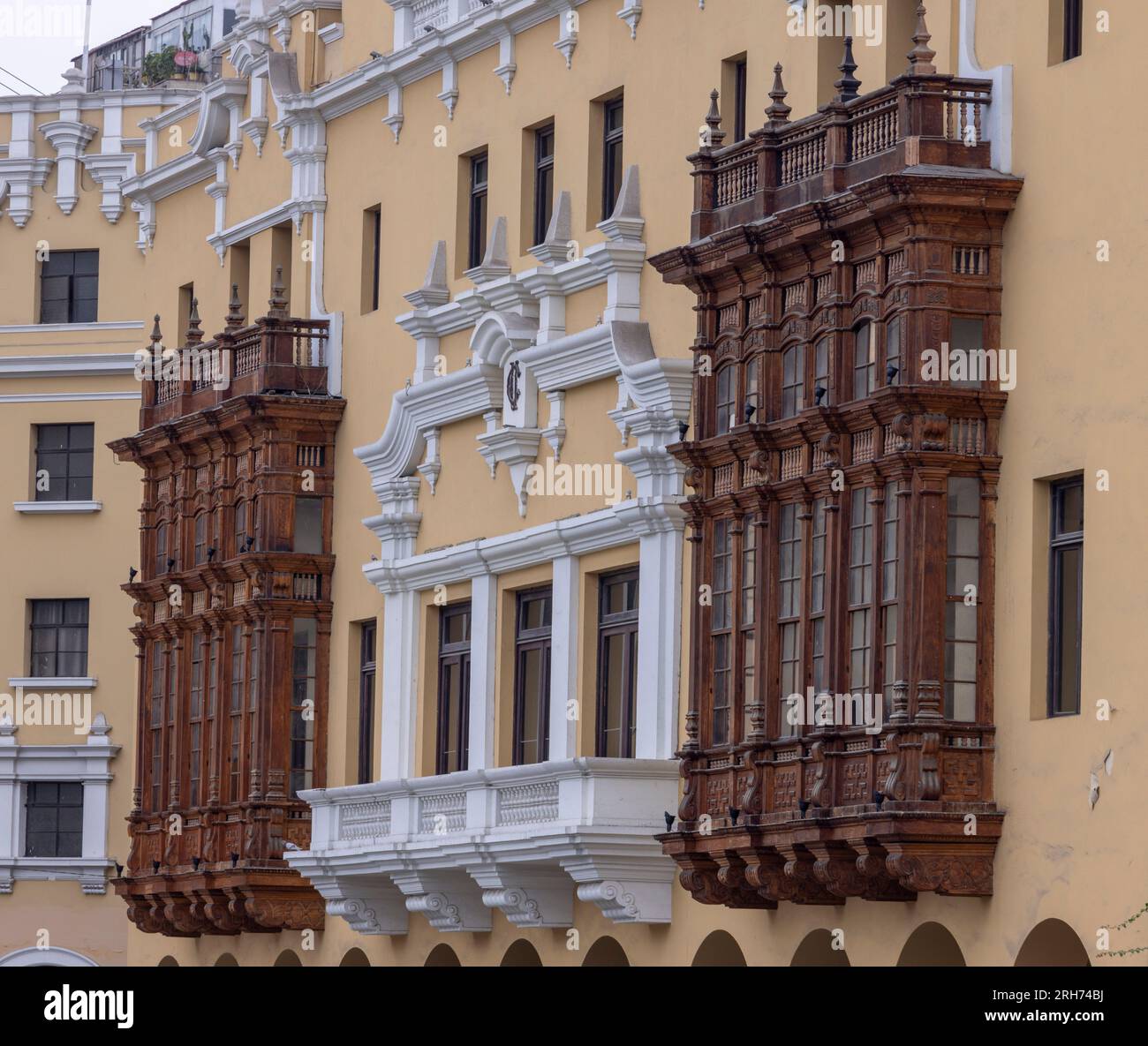 Dettaglio della facciata del Palazzo Municipale, Palacio Municipal, Plaza de Armas, Lima, Perù Foto Stock