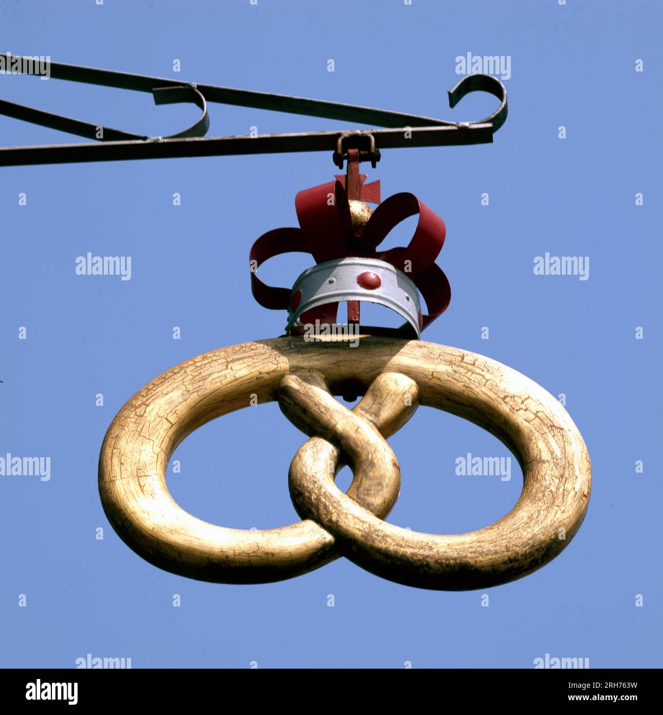 Il pretzel dorato all'esterno di una panetteria è il simbolo tradizionale di una panetteria danese. Non è necessario alcun rilascio di proprietà. Foto Stock